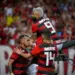 'Invictos e arrasadores': imprensa mundial se rende aos times brasileiros