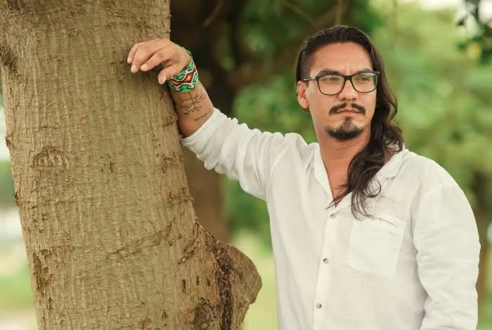 Vanderson Brito assina linha de acessórios e roupas inspirada nos povos indígenas