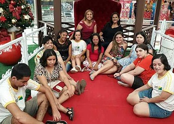 Jovens distribuem abraços em ação de conscientização sobre a Síndrome de Down