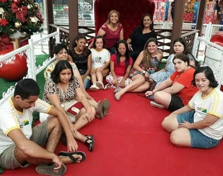 Jovens distribuem abraços em ação de conscientização sobre a Síndrome de Down