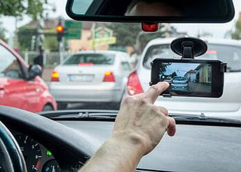 “Ele tentou me beijar”, diz passageira do Uber assediada por motorista na Capital