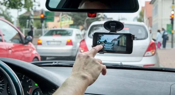 “Ele tentou me beijar”, diz passageira do Uber assediada por motorista na Capital