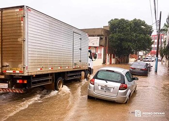 Temporal, ‘apagão’ e falta de internet causam transtornos à população na Capital