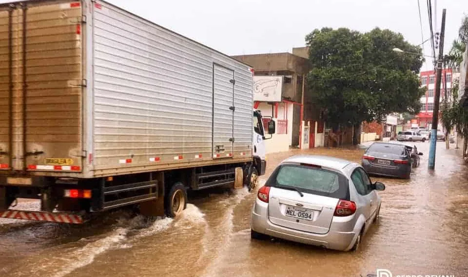 Temporal, ‘apagão’ e falta de internet causam transtornos à população na Capital