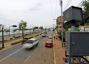 Radares eletrônicos que ainda estão ligados seguem gerando multas, diz Detran