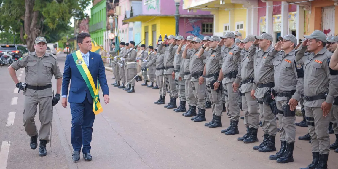 Gladson Cameli entrega veículos e 80 kits de proteção a policiais militares