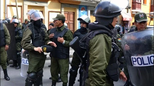 Governo da Bolívia afasta policiais acusados de estuprar brasileira na prisão