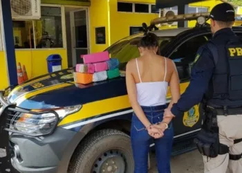 Polícia Rodoviária Federal prende mulher com 14,6 kg de maconha a caminho do Acre