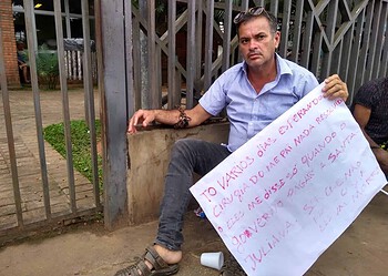 Francisco Cavalcante se acorrentou em frente ao Huerb para pedir que cateterismo do pai seja feito — Foto Alcinete Gadelha G1 AC