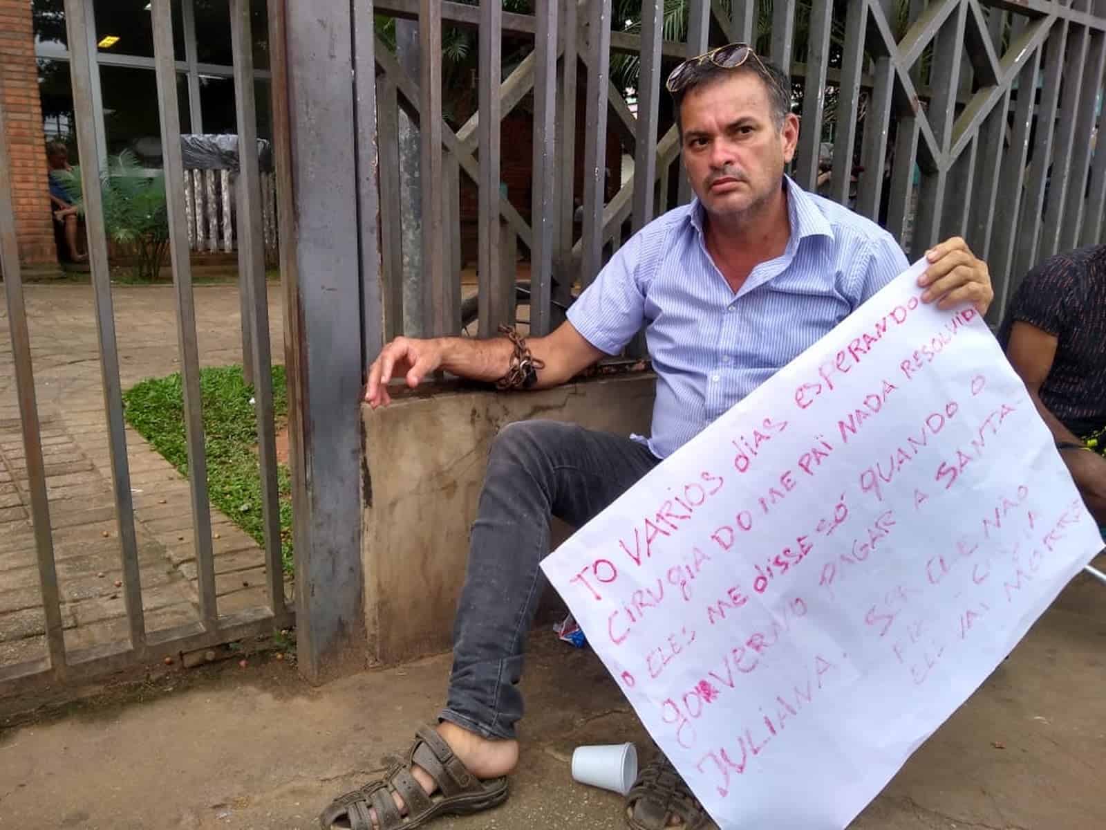 Francisco Cavalcante se acorrentou em frente ao Huerb para pedir que cateterismo do pai seja feito — Foto Alcinete Gadelha G1 AC