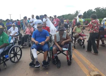 Por falta de repasse do governo, ex-hasenianos fecham rodovia do AC em protesto — Foto Iryá Rodrigues G1