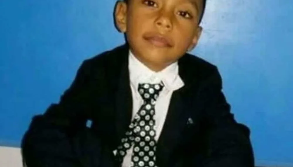 Criança atropelada após desviar buraco morre e família cobra reparo em via