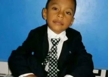 Criança atropelada após desviar buraco morre e família cobra reparo em via