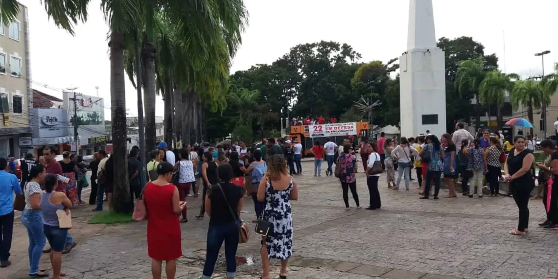 Protesto contra reforma da Previdência reúne trabalhadores em frente ao Palácio Rio Branco