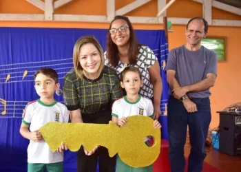 Prefeita Socorro Neri visita Escolas Infantis e agradece aos Professores