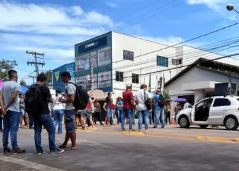 Após novo protesto, governo garante outra convocação de professores