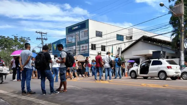 Após novo protesto, governo garante outra convocação de professores