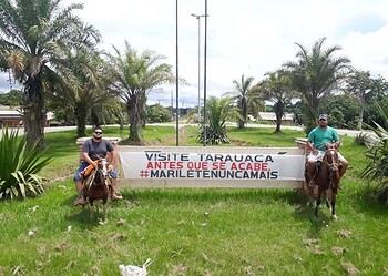 Vereador protesta contra a prefeitura e espalha faixa com dizeres: "Visite Tarauacá antes que acabe"