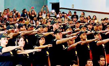Foto: Gleilson Miranda/Secom]Rio Branco (Acre) Num momento histórico para a Polícia Civil do Acre, o governo do Estado realizou na manhã desta sexta-feira, 08, a formatura de 207 novos agentes e 12 novos escrivães, totalizando 219 novos policiais. A solenidade de formação aconteceu no Teatro Plácido de Castro, com a presença de autoridades e familiares, onde os novos policiais puderam citar seu juramento de comprometimento com a segurança pública do Acre. O secretário de Polícia Civil, Emylson Farias, reforçou como a instituição é uma das que mais gera orgulho ao Estado, inclusive tendo hoje o posto de polícia que mais elucida crimis contra a vida no país. “Antes um perito nosso tinha que contar as facadas numa vítima de assassinato, hoje temos um scanner 3D israelense. Saímos de 70kg de apreensão de drogas para toneladas anualmente. Vocês são promotores de respeito, agentes da lei e espelhos da sociedade. Em pouco tempo estarão com a Polícia Civil incrustada em seus corações”, disse Emylson.Os 219 policiais formados foram aprovados em concurso público do Estado onde se inscreveram 20,5 mil pessoas. A formação dos novos policiais aconteceu no Centro Integrado de Ensino e Pesquisa em Segurança Pública e Justiça Francisco Mangabeira (CIEPS), de 15 de fevereiro a 30 de junho, num total de 1.200 horas aula. Agora os agentes entram imediatamente em ação e serão distribuídos em todas as regionais. Ovacionado pelos próprios agentes formados, o coordenador do curso, delegado Silvano Rabelo, reafirmou o compromisso de coragem e ainda assim espírito humanizador que um policial civil deve ter. “O trabalho de cada um de vocês será o de dar suma importância para o andamento da justiça. Dediquem-se ao máximo, porque é isso que a sociedade espera de vocês”, disse o delegado que recebeu ainda uma homenagem dos formandos.