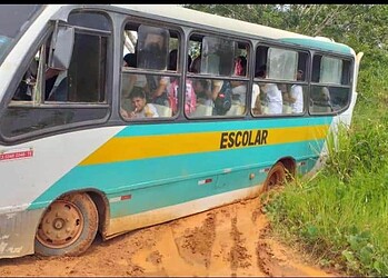 Ônibus escolar atola e alunos faltam aula porcausa da situação dos ramais no Polo Benfica