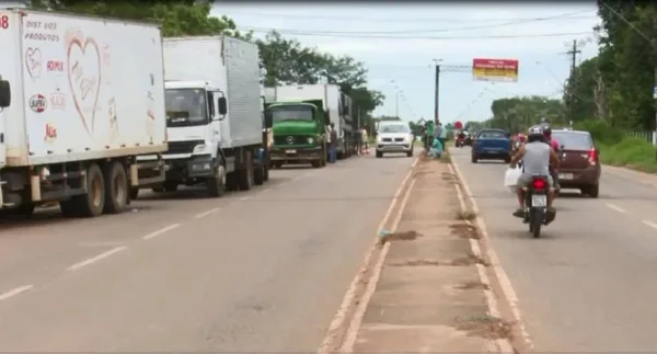 Caminhoneiros fecham acordo com o Governo Federal e recuam na greve