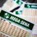 SÃO PAULO, SP - 16.02.2018: 100 MI PARA GANHADOR DA MEGA SENA - O sorteio do concurso 2015 da mega-sena, que acontece no sábado (17), pagará ao acertador das dezenas sorteadas a quantia de R$ 100 milhões. (Foto: Aloisio Mauricio /Fotoarena/Folhapress) ORG XMIT: 1487253