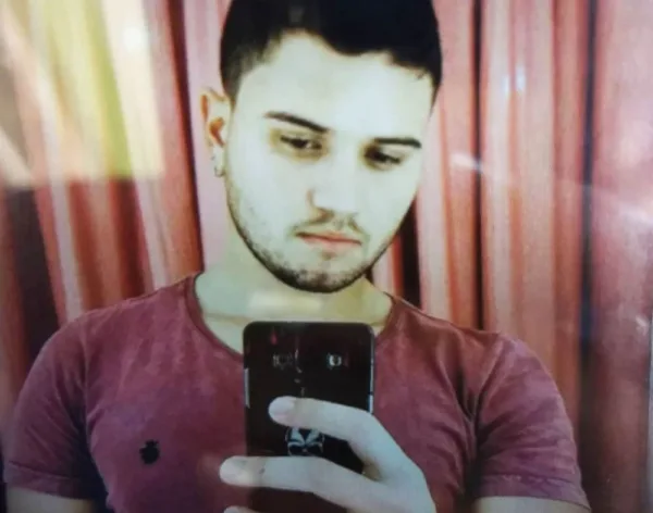 Jovem morre em acidente ao bater moto em ônibus ao lado de Pronto-Socorro em Rio Branco