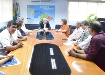 Socorro Neri reúne prefeitos do interior e membros do MP/AC na Amac e depois visita o Tribunal de Contas do Estado