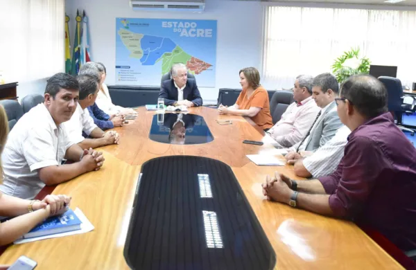 Socorro Neri reúne prefeitos do interior e membros do MP/AC na Amac e depois visita o Tribunal de Contas do Estado