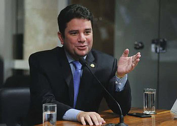 Sob ameaça de responder por crimes de responsabilidade, Gladson começa a restituir cargos na Ageac