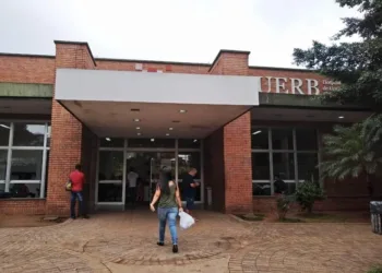 Policial militar leva facada no braço durante assalto em restaurante