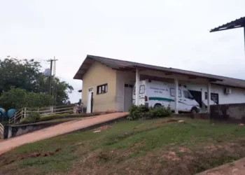Mãe é ouvida em delegacia após abandonar bebê morto em banheiro de hospital