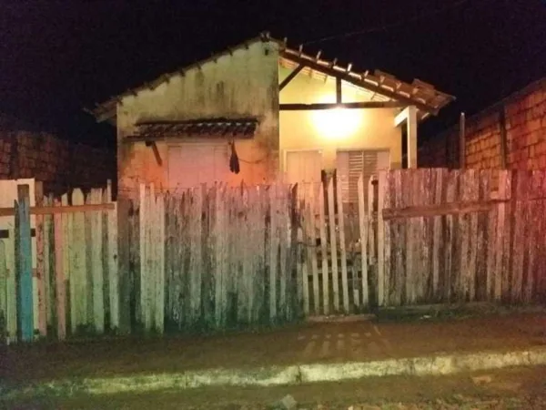 Criminosos invadem casa no bairro Calafate e atiram em duas pessoas