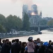 Um incêndio atinge desde o início da tarde de hoje (15) a Catedral de Notre-Dame, no centro de Paris. A fumaça pode ser vista do topo do patrimônio considerado uma referência histórica da capital francesa.
