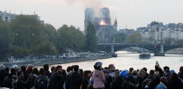 Um incêndio atinge desde o início da tarde de hoje (15) a Catedral de Notre-Dame, no centro de Paris. A fumaça pode ser vista do topo do patrimônio considerado uma referência histórica da capital francesa.