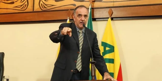 Após reclamações, Tchê confirma que continua líder do governo na Aleac