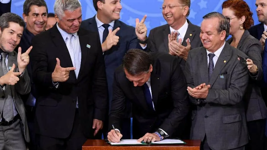 Bolsonaro diz que, se for inconstitucional, decreto de armas tem que deixar de existir