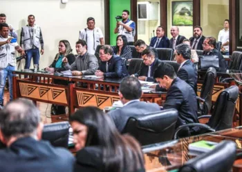 Deputados votam em separado texto da minirreforma e criação de 450 cargos é aprovada