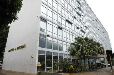 Governo anuncia que não fará novos cortes e recompõe verba do MEC
