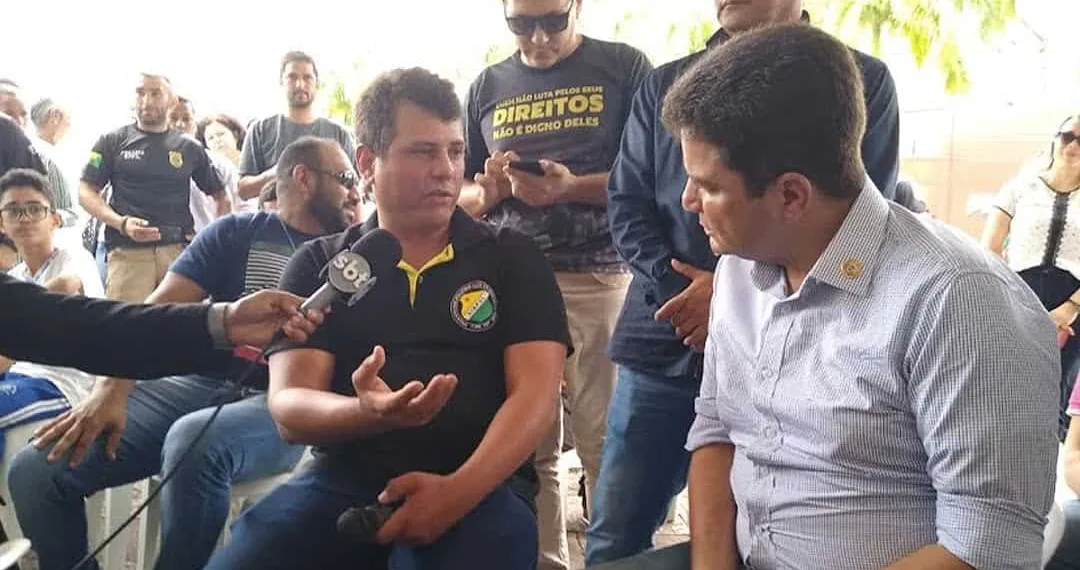 Gladson Cameli aparece durante protesto de policiais civis e negocia com categoria