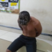 Bandidos armados fazem mulher de policial refém e roubam carro