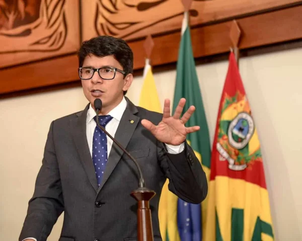 Deputado diz que Gladson Cameli atropelou ritos e recomenda suspensão de decreto
