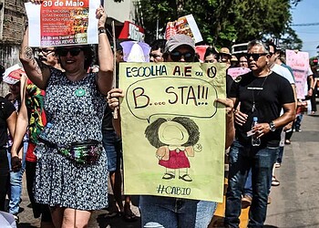 Pela Educação e contra a reforma da Previdência, estudantes e professores vão às ruas de Rio Branco