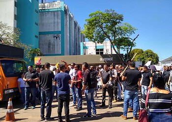Grupo se reuniu em frente à Casa Civil — Foto Alcinete Gadelha G1 AC