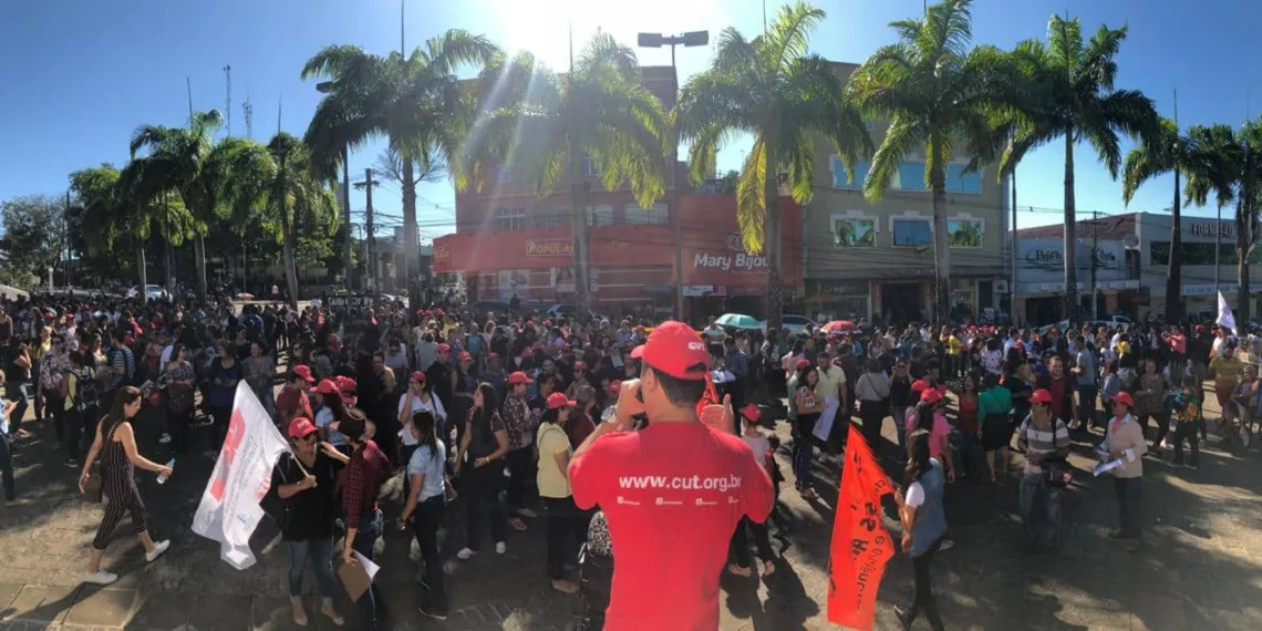 Estudantes e professores do Acre vão às ruas protestar contra cortes na Educação