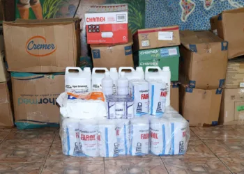Prefeita Socorro Neri entrega material para curativos em internos da Souza Araújo