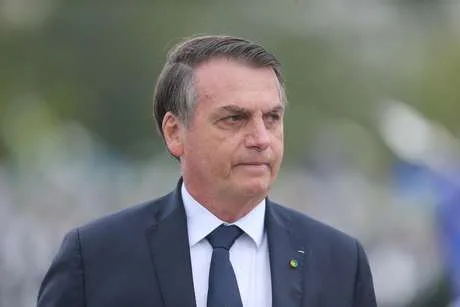 Bolsonaro diz que vai sancionar medida que restabelece gratuidade de bagagens em voos