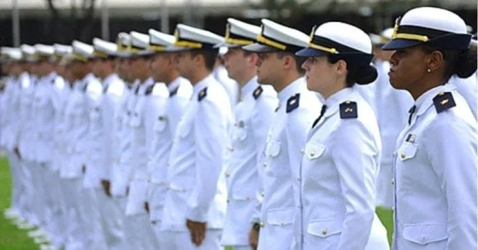 Marinha abre concurso com mais de 70 vagas para médicos