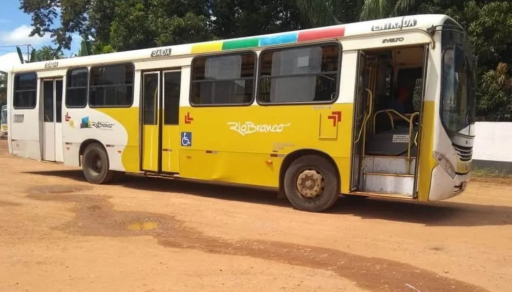 Homem furta ônibus de garagem, finge ser motorista e ainda pega passageiros em ponto