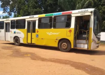 Homem furta ônibus de garagem, finge ser motorista e ainda pega passageiros em ponto